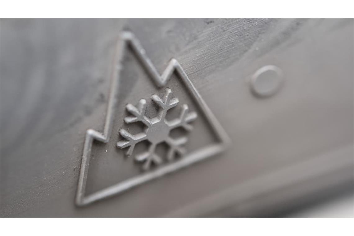 Alpine-Symbol (Schneeflocke) auf der Flanke eines Winterreifens.