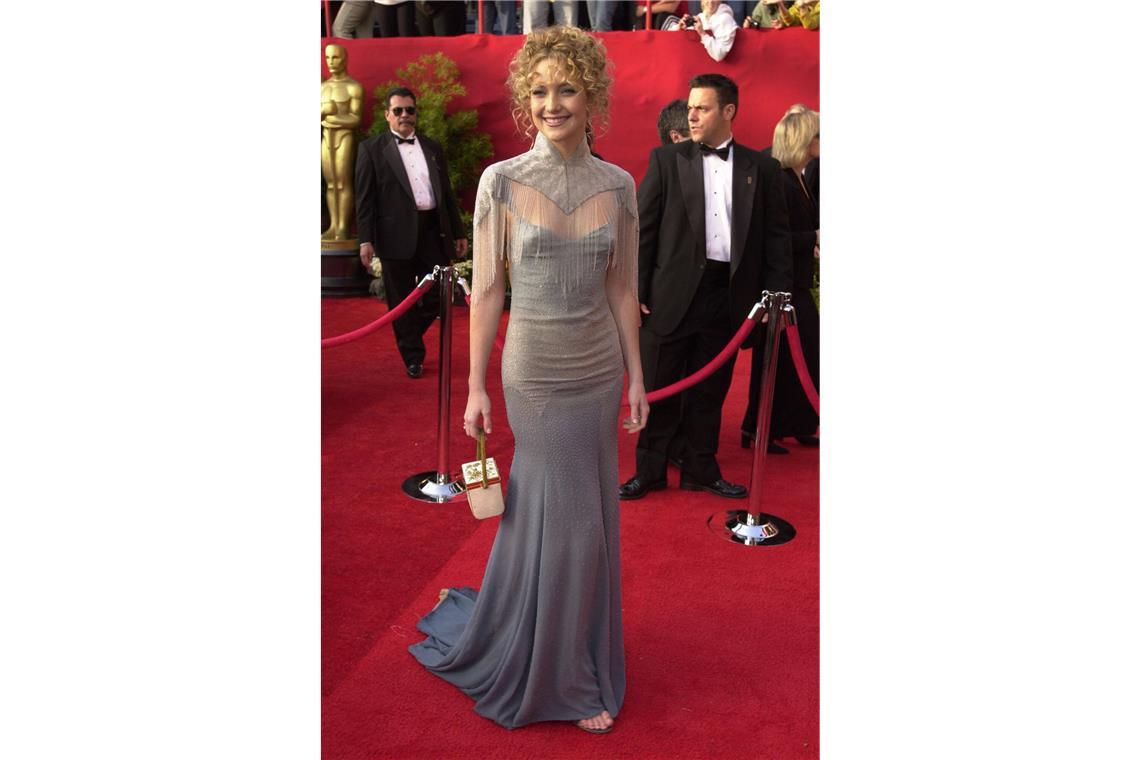 Die schlimmsten Oscar-Kleider aller Zeiten Alptraum in Greige: Bestimmt nicht der beste Entwurf, den Designerin Stella McCartney je hervorgebracht hat. <b>Kate Hudson</b> toppte <b>2001</b> die Grauseligkeit aber noch mit ihrem Pudellöckchen-Look.