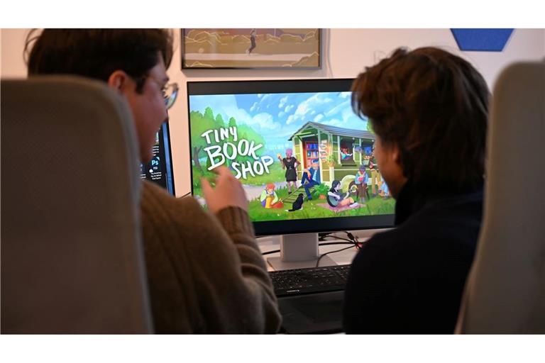 Als Bachelor-Arbeit an der Uni entstanden, inzwischen ein großer Verkaufserfolg: Das Spiel "Tiny Bookshop" mit ihren beiden Entwicklern David Zapfe-Wilde (links) und Raven Rusch.