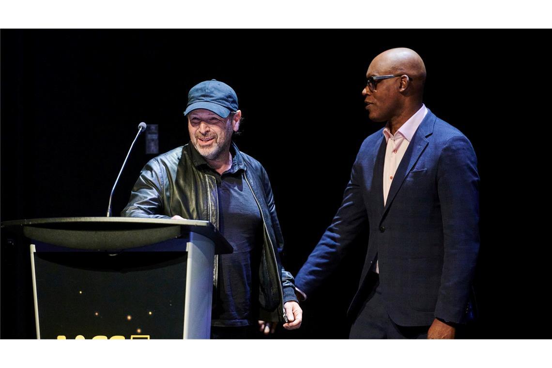 Chloé Zhaos Shakespeare-Drama "Hamnet" gewinnt in Toronto Als besten Dokumentarfilm wählten die Zuschauer "The Road Between Us: The Ultimate Rescue" von Barry Avrich - hier der Regisseur (links) mit Filmfestival-Chef Cameron Bailey.