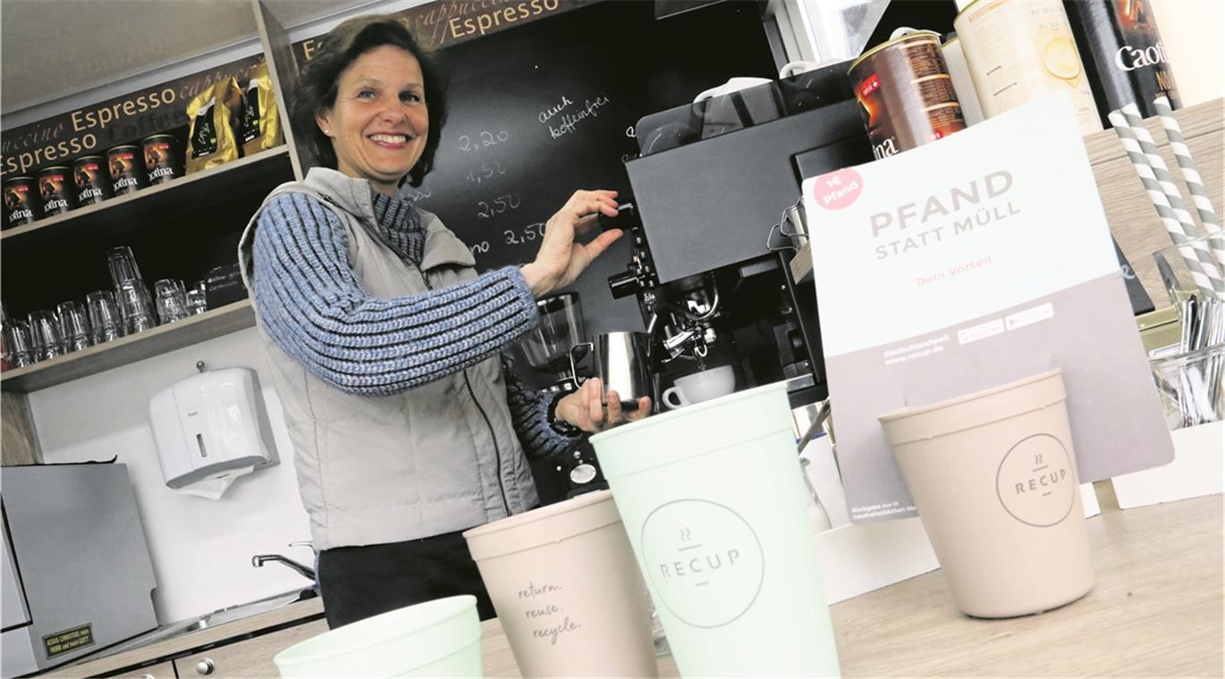 Als Betreiberin eines kleinen Cafés möchte Kathrin Fischer größeren Cafés einen Anstoß geben, die Mehrwegbecher einzuführen. Foto: G. Habermann