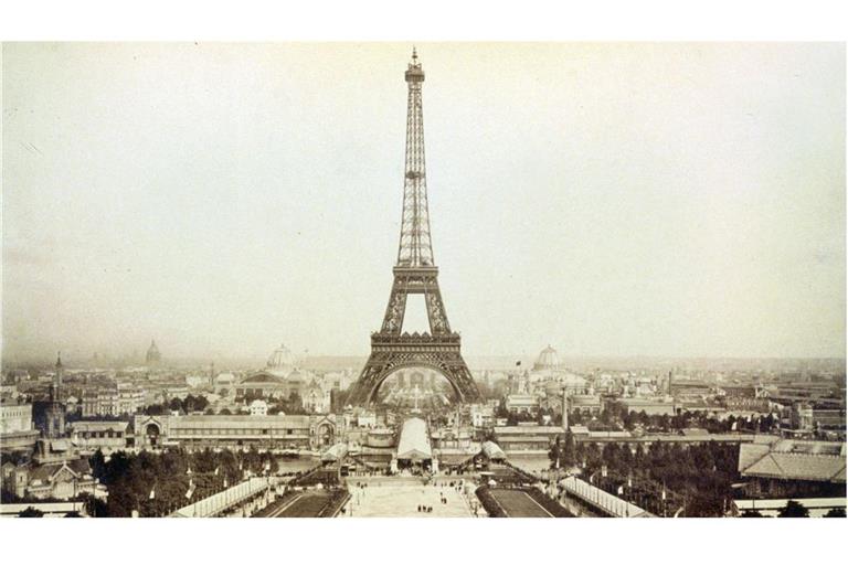 Als der Eiffelturm eröffnet wurde, war er mit einer Gesamthöhe von damals 312 Metern das höchste Bauwerk der Welt und löste damit das 169,3 Meter hohe Washington Monument, einen Obelisken aus weißem Marmor in den USA, als Rekordhalter ab.
