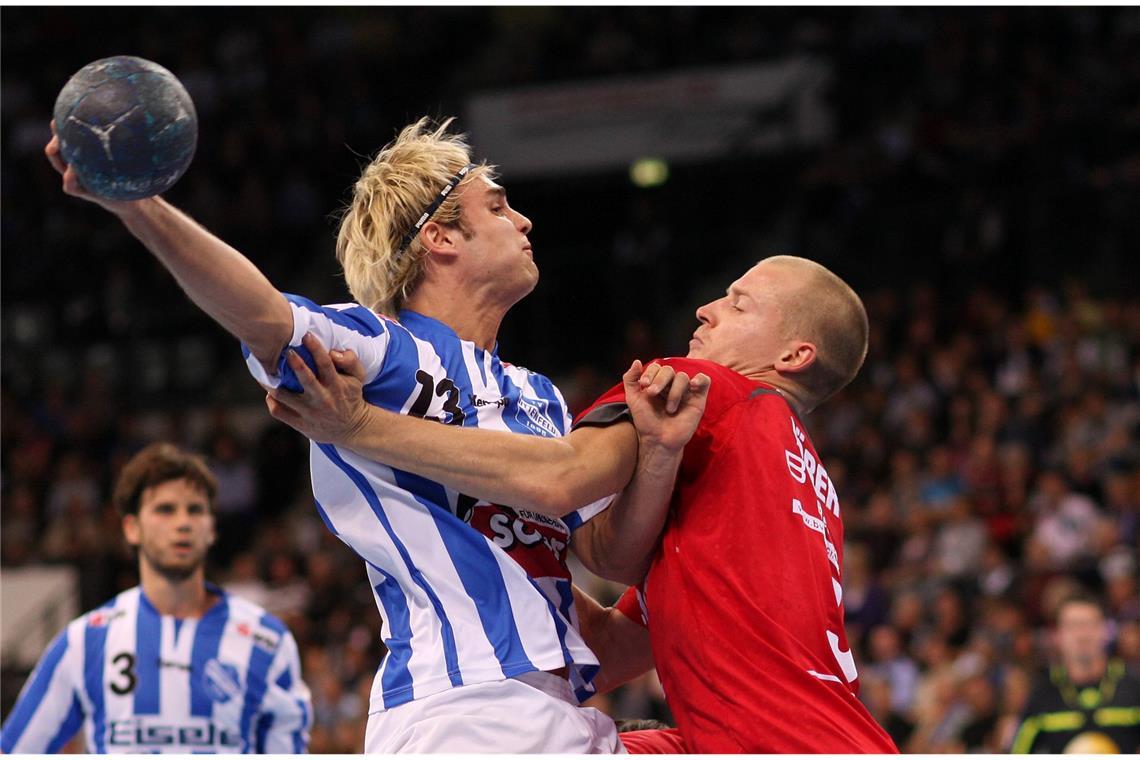 Als der TVB Stuttgart noch TV Bittenfeld hieß, spielte der TVB (links) gegen den Heimatverein (SG H2Ku, rechts) unseres Sportredakteurs in der 2. Bundesliga. Und ja: Manchmal tut Handball auch weh.