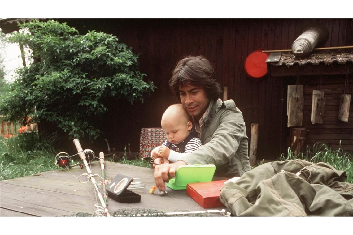 Sohn Torsten beichtet: Von Roy Blacks Erbe ist nichts geblieben Als der Vater mit dem Sohne: Roy Black mit seinem kleinen Sohn Torsten Mitte der 1970er Jahre vor seiner Fischerhütte im oberbayerischen Ornau.