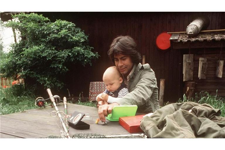 Als der Vater mit dem Sohne: Roy Black mit seinem kleinen Sohn Torsten Mitte der 1970er Jahre vor seiner Fischerhütte im oberbayerischen Ornau.