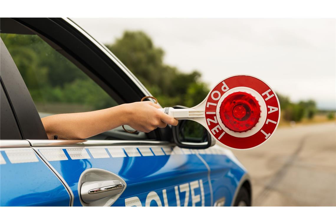 Als die Beamten den Jugendlichen kontrollieren wollten, gab er Gas und fuhr davon. (Symbolbild)