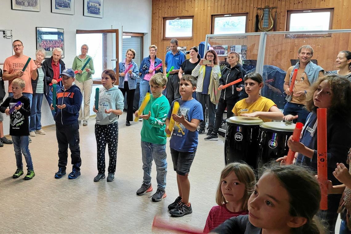 Große gemeinsame Musiksession Als die Eltern kamen, um ihre Kinder abzuholen, wurde ein kleines Konzert gegeben, bei dem alle gemeinsam mit den Boomwhackers musizieren konnten. Foto: Stadtkapelle Murrhardt