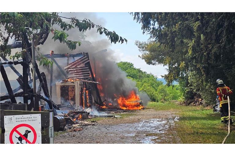 Als die Feuerwehr eintraf, brannte die Scheune bereits lichterloh.