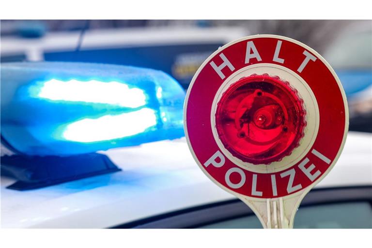 Als die Polizei einen Autofahrer kontrollieren will, drückt dieser aufs Gas. (Symbolbild)
