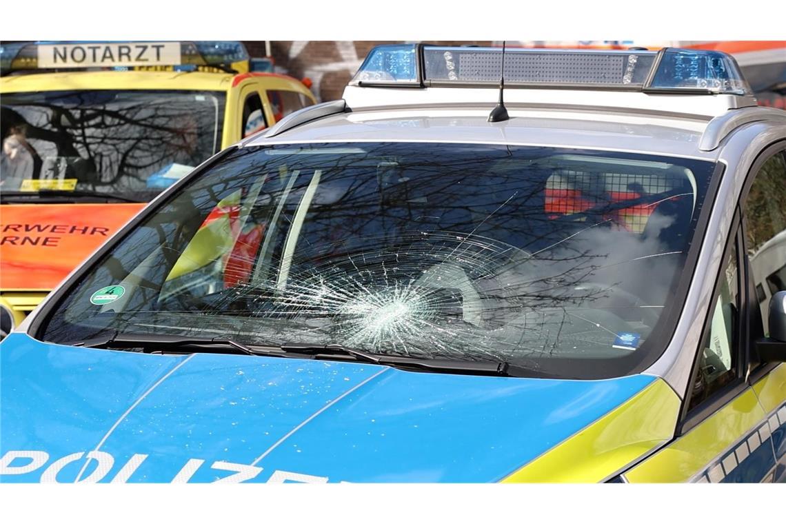Randale und ein Messer – Erneut endet Polizeieinsatz tödlich Als die Polizei eintraf, warf der Mann Gegenstände aus dem Fenster - und beschädigte auch einen Streifenwagen.