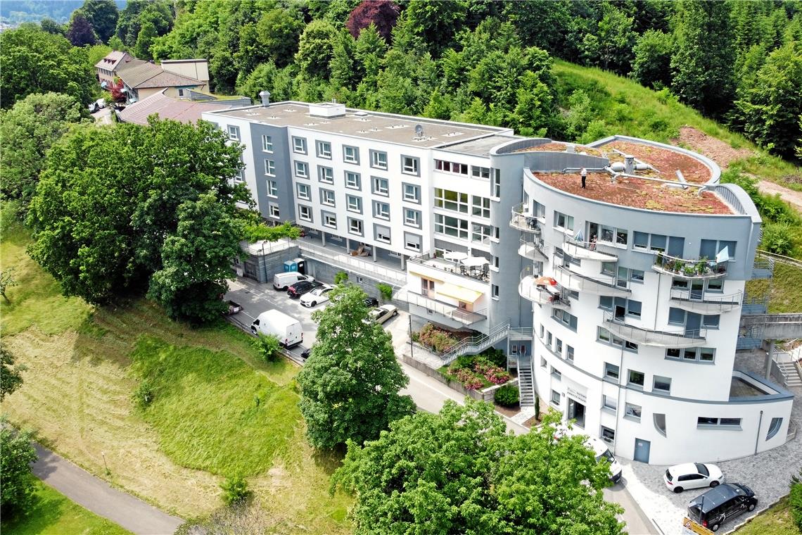 Hohenstein ist auf vielen Ebenen gefordert Als die Sanierung des Auguste-Haid-Hauses, das sich ans Haus Raphael (rechts) als zentraler Komplex anschließt, abgeschlossen war, hat sich der Heimleiter aufs Dach begeben, um einige Drohnenaufnahmen von der Einrichtung zu machen. Im hinteren Bereich links liegen Haus Brücke und Clara, deren Instandsetzung sich nun anschließt. Foto: J. Kronmüller