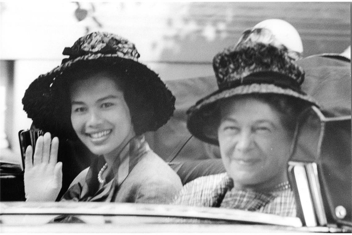 Thailand trauert um ehemalige Königin Als die Thailänder 1960 auf Besuch in der Bonner Republik sind, liegen die Deutschen Sirikit zu Füßen.