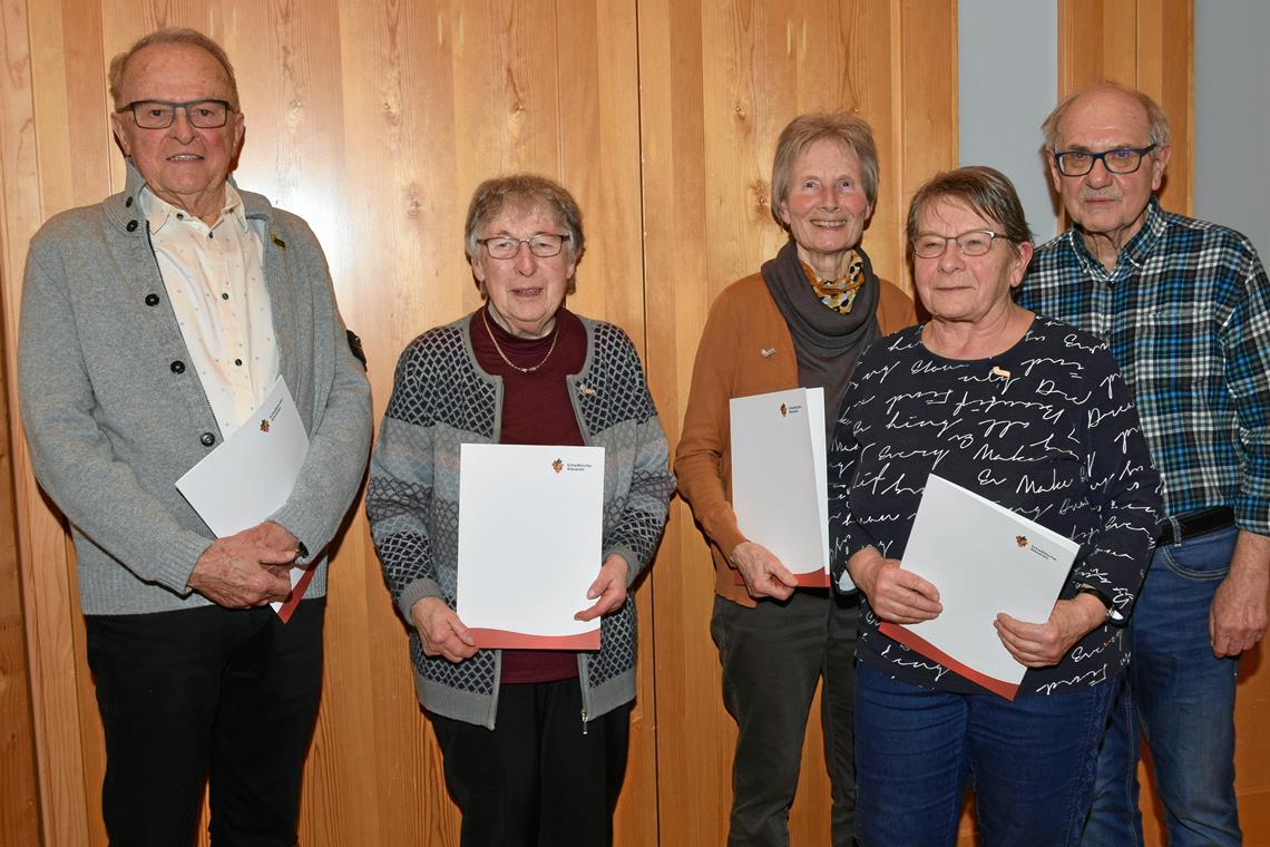 Als engagierte, treue Mitglieder wurden Dieter Sträb (von links), Waltraud Westermann, Anneliese Schmid und Helga Ciglasch von Roland Luther ausgezeichnet. Foto: Elisabeth Klaper