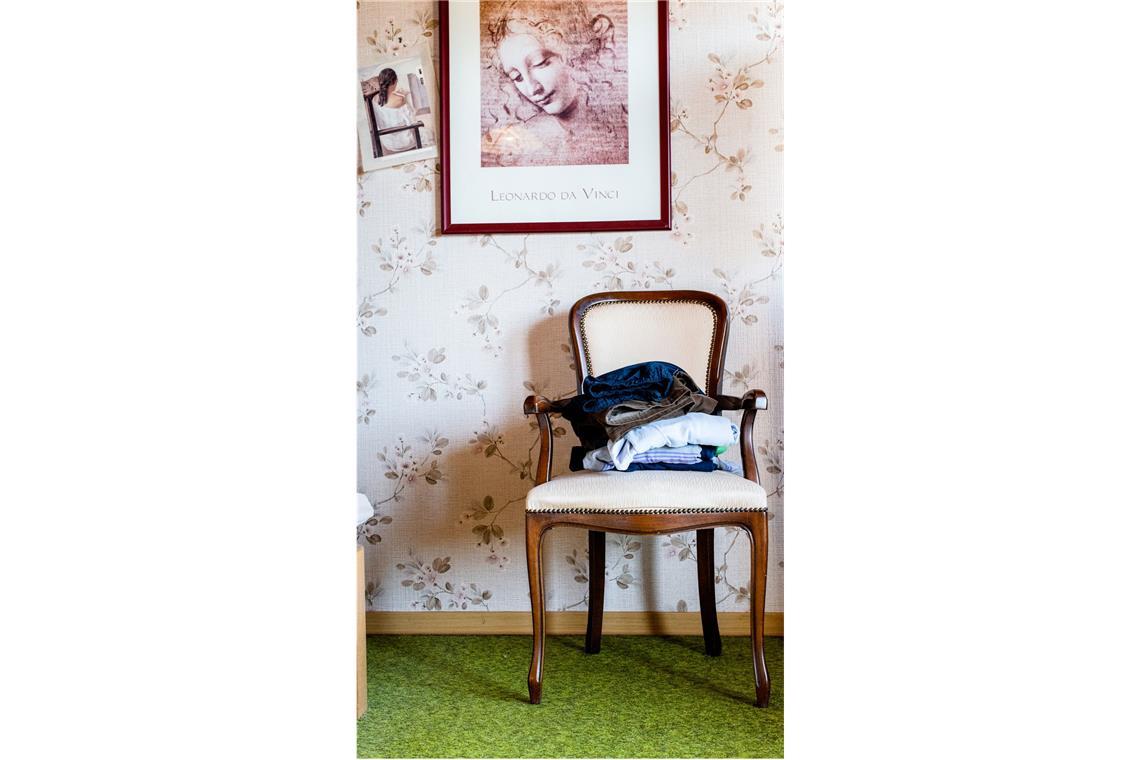 Ein Mannheimer fotografiert verlassene Elternhäuser Als er ins Pflegeheim zog, richtete Jörg Egerers Vater viel zu viel Kleidung her. Was keinen Platz im Koffer fand, blieb auf dem Stuhl im Schlafzimmer zurück.