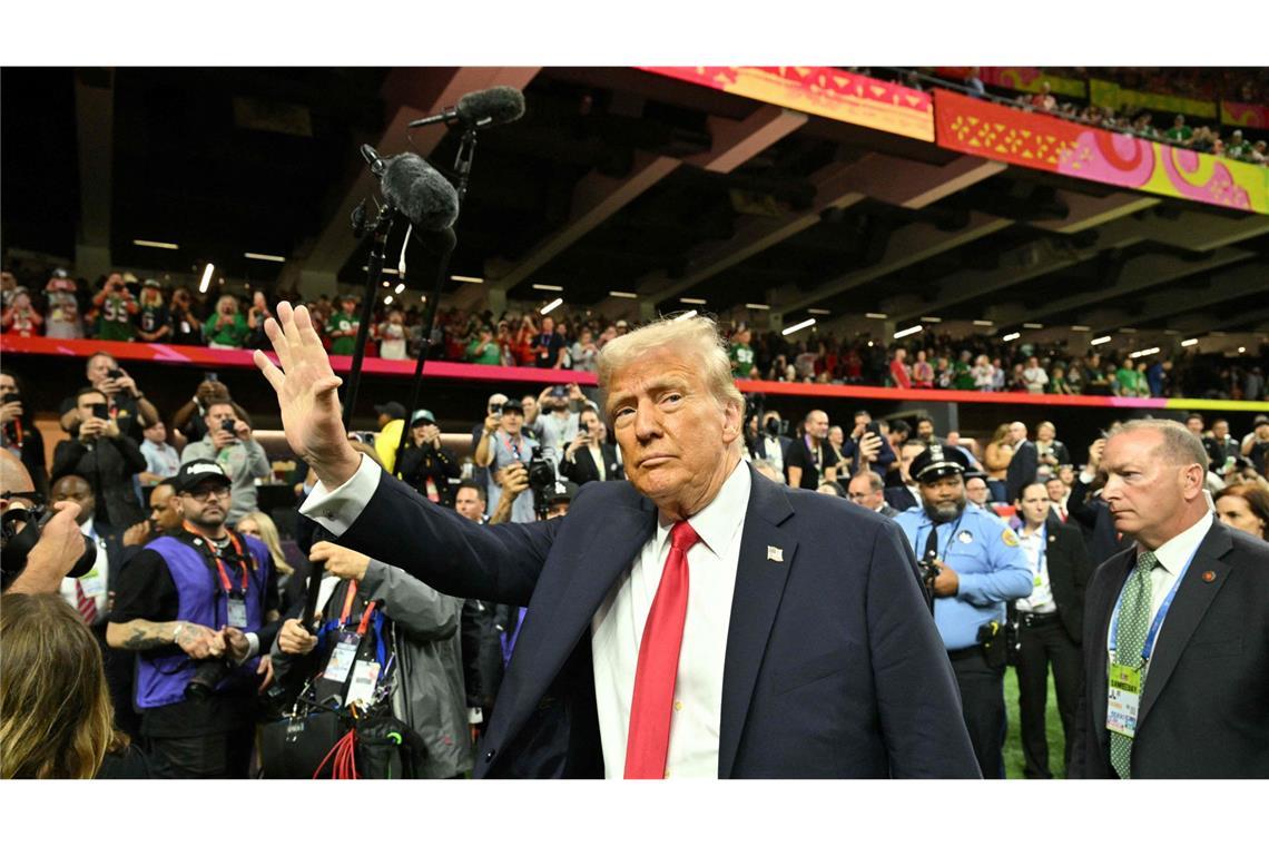 Zur Halbzeit gibt’s Kendrick Lamar – und kurz wird es auch politisch Als erster amtierender US-Präsident besuchte Donald Trump am Sonntagabend den Super Bowl.