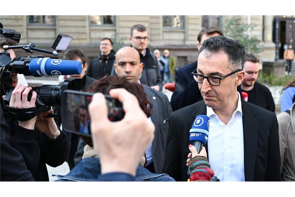Als erster der drei stärksten Parteien machte sich Grünen-Chef Cem Özdemir auf den Weg ..