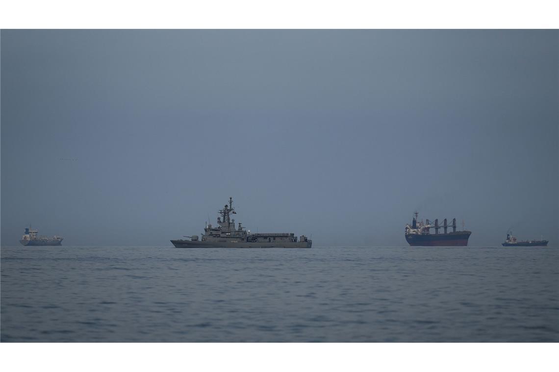 Als Folge des Iran-Krieges ist die für Öllieferungen wichtige Straße von Hormus nahezu blockiert. Hier patrouilliert ein Marine-Schiff der Vereinigten Arabischen Emirate neben Frachtschiffen und Öltankern dort.