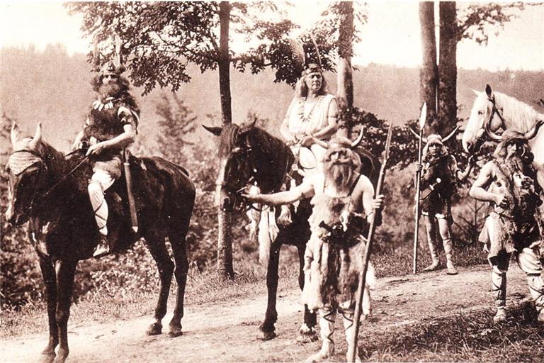 Als Germanen und Römer verkleidet zogen die Laiendarsteller im Festzug von der Stadt bis zum Römersee. Fotos: privat