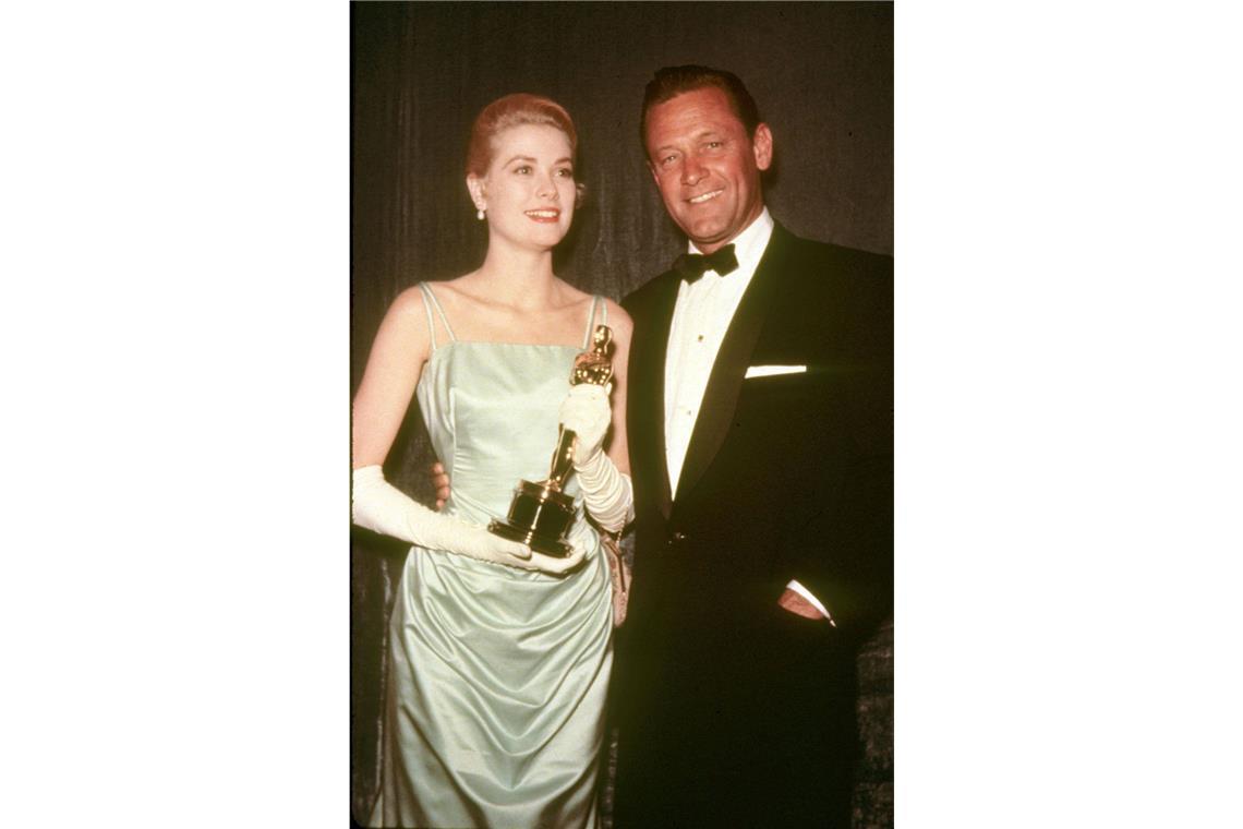 Die schönsten Oscar-Kleider aller Zeiten Als Grace Kelly 1955 ihren Oscar für „Ein Mädchen vom Lande“ gewann, waren die meisten Bilder noch schwarz-weiß. Deshalb weiß kaum einer, welche Farbe ihr Givenchy-Kleid hatte. Es war mintgrün.