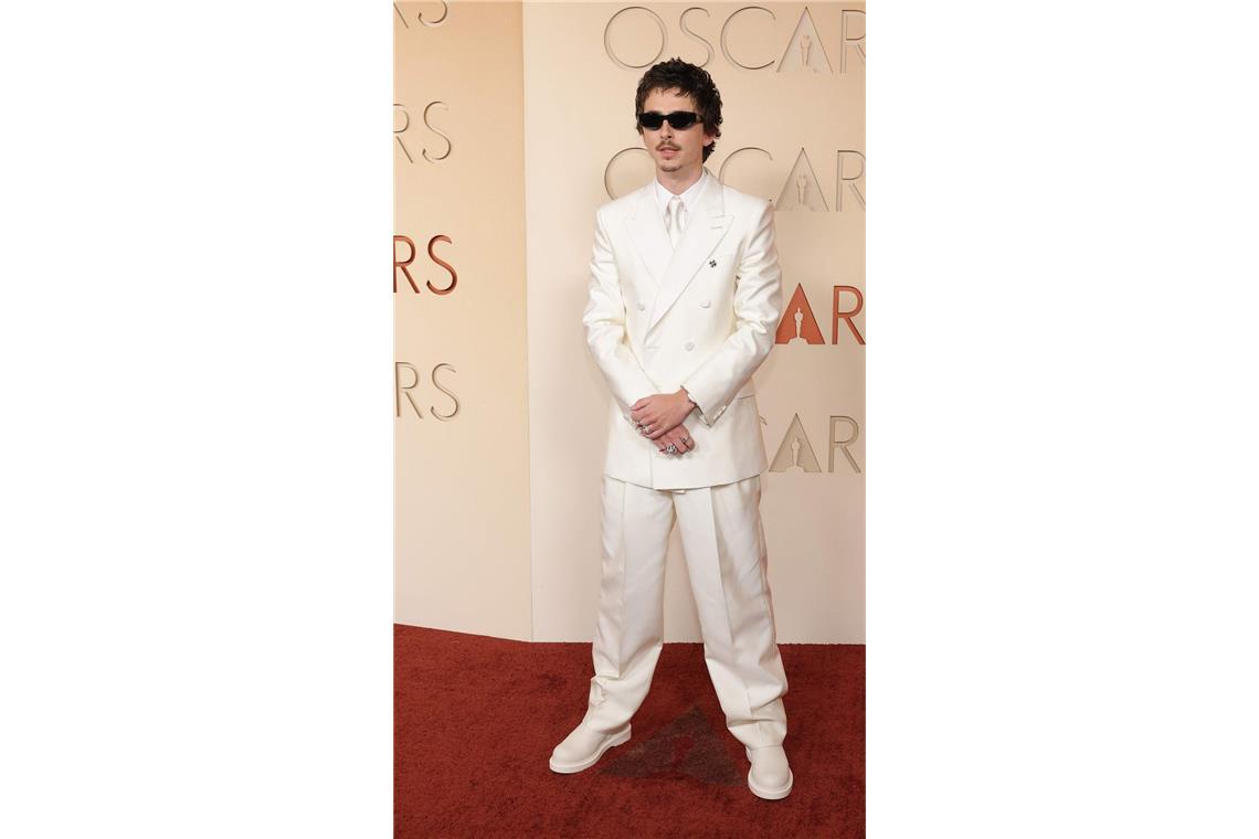 Als hätten sie sich abgesprochen, kam auch Paltrows Co-Star Timothée Chalamet in reinem Givenchy-Weiß von Kopf bis Fuß. Aber muss die Sonnenbrille sein? Unser Urteil: (Fast ein bisschen zu) cool!