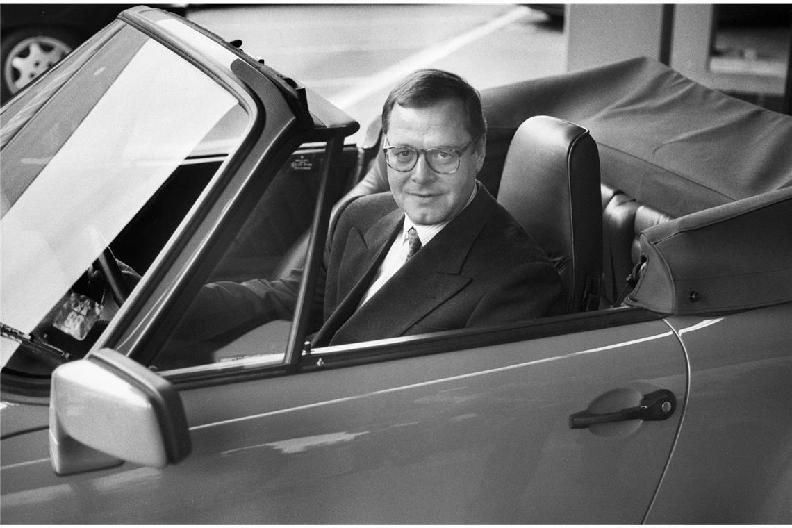 Als Heinz Branitzki in den Ruhestand geht, übernimmt  Arno Bohn von 1990 bis 1992 den Posten, ein vormaliger Manager der Computerfirma Nixdorf. Die Firma befindet sich in schwerem Fahrwasser. Porsche verkauft weniger Autos und die Kosten für den Viertürer 989, der nie in Serie geht,  belasten die Bilanz.