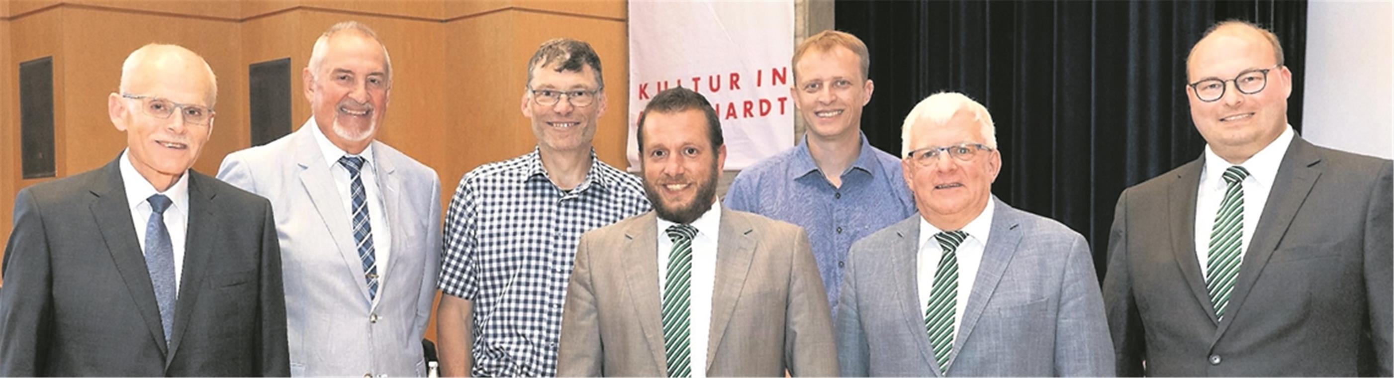 Abschied, Neuanfang und Würdigung Als langjährige Stadträte wurden (von links) Edgar Schäf, Norbert Hopp, Gerd Linke, Georg Devrikis, Markus Blank und Klaus Lang von Bürgermeister Armin Mößner im Namen des Städtetags geehrt. Fotos: J. Fiedler