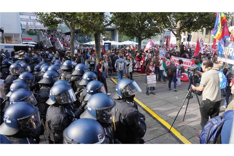 Als Sevim Dağdelen reden möchte, kommt es zu einer Rangelei, die Polizei muss eingreifen.