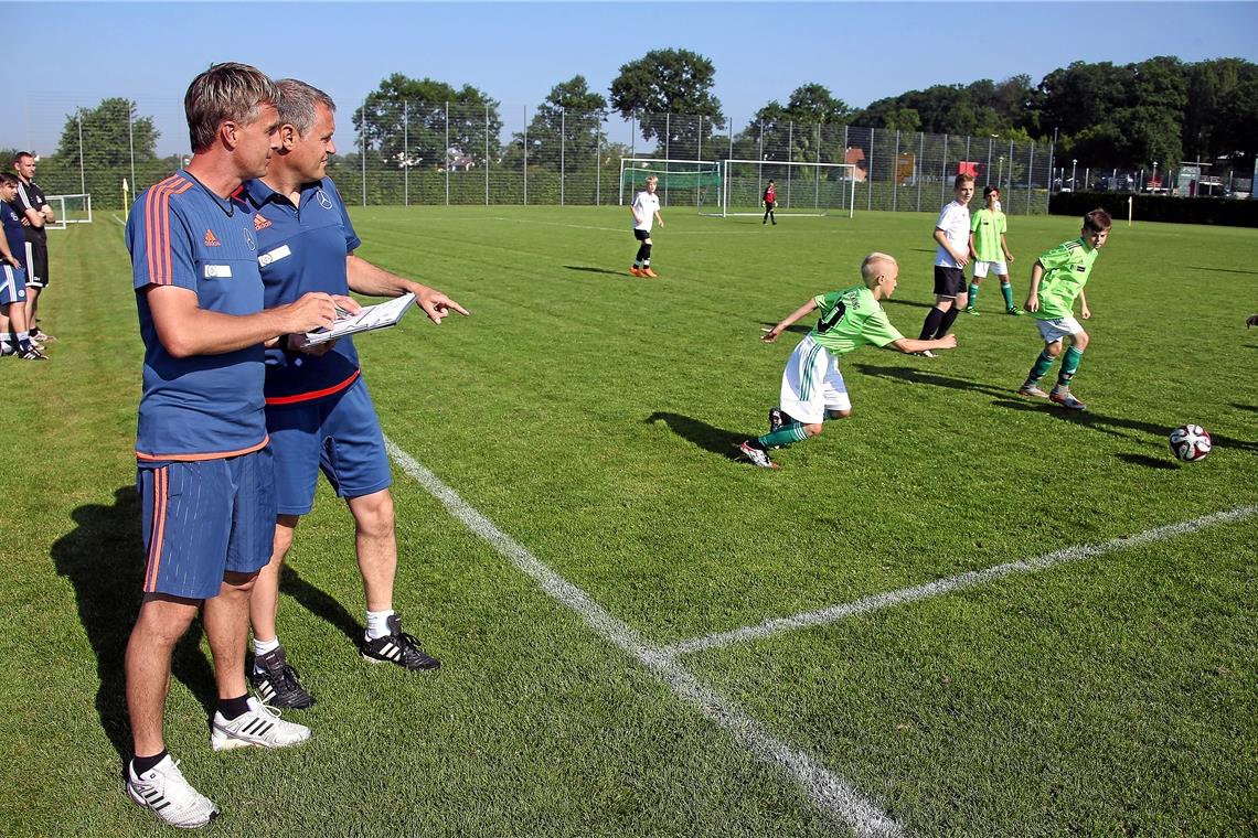 Ein klares Konzept und nicht das Prinzip Zufall Als Stützpunkt-Koordinatoren gehören Oliver Kuhn (links) und Thomas Sinz zu den Mitarbeitern des WFV, die den talentierten Fußballnachwuchs von klein auf im Blick haben. Foto: Imago