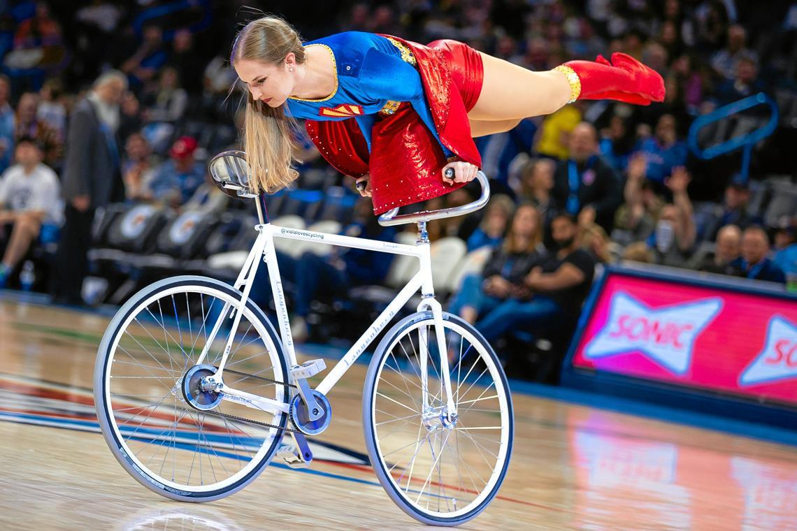 Mit dem Kunstrad durch die ganze Welt Als Superwoman auf dem Kunstrad schon mehrfach zu Gast in der besten und größten Basketballliga der Welt: Viola Brand. Foto: privat