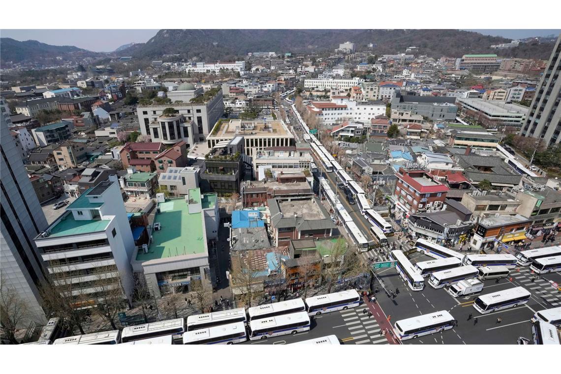 Südkoreas Präsident des Amtes enthoben - Bald folgt Neuwahl Als Teil der Sicherheitsvorkehrungen wurden Straßen rund um das Verfassungsgericht in Seoul mit Polizeibussen blockiert.