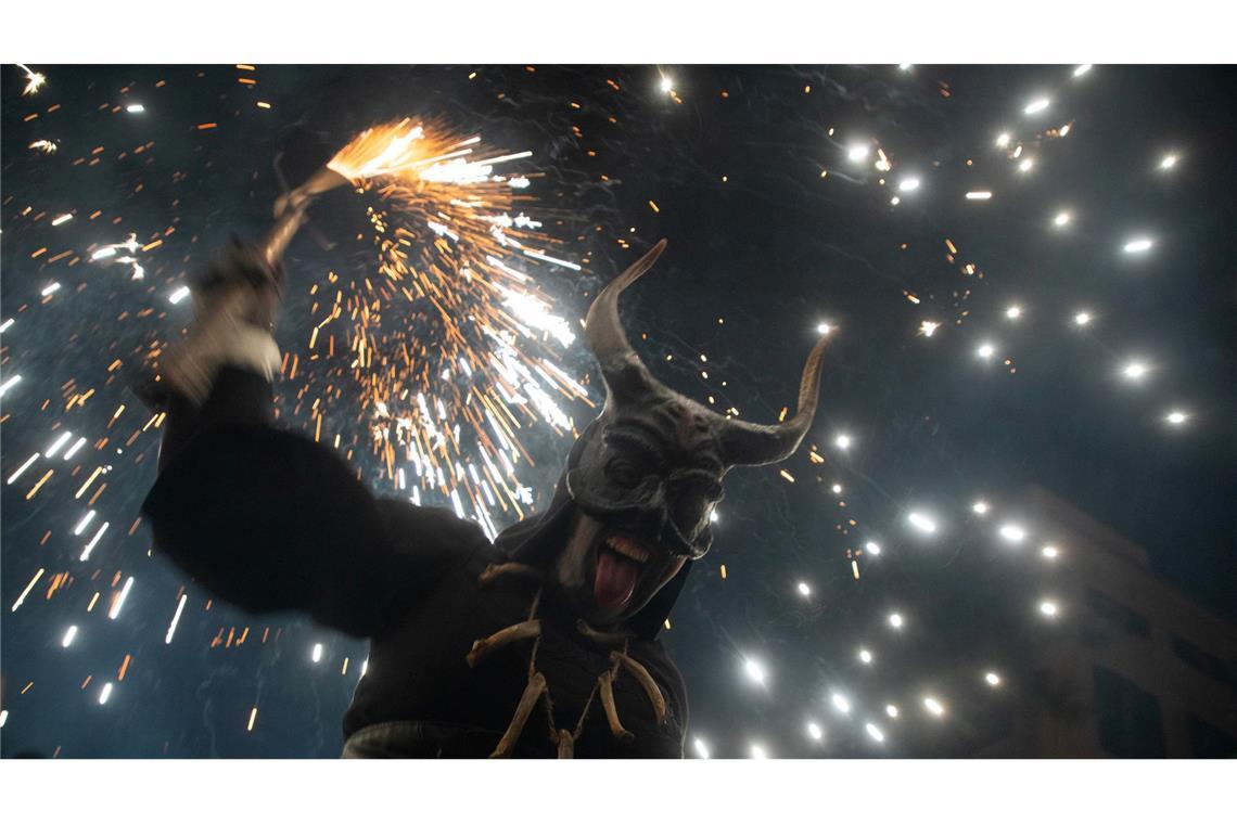 Bilder des Tages Als Teufel verkleidete Menschen feiern mit Feuerwerkskörpern bei der traditionellen Veranstaltung Correfoc (Feuerlauf) auf Mallorca.