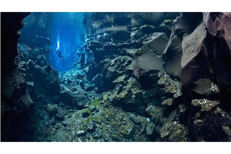 Als Unterwasser-Canyons bezeichnet man steilwandige Schluchten am Meeresboden entlang der Kontinentalränder.