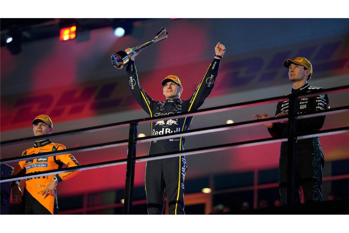 Als Verstappen (Mitte) bei der Siegerehrung jubelte, wusste er noch nicht, wie wertvoll sein Sieg noch werden würde.