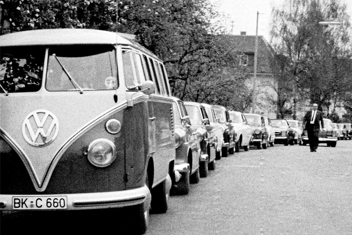 Als Vorsitzender des ADAC Murrhardt organisierte Erich Schumm (hinten) Ausflugsfahrten für Seniorinnen und Senioren. Foto: MZ-Archiv