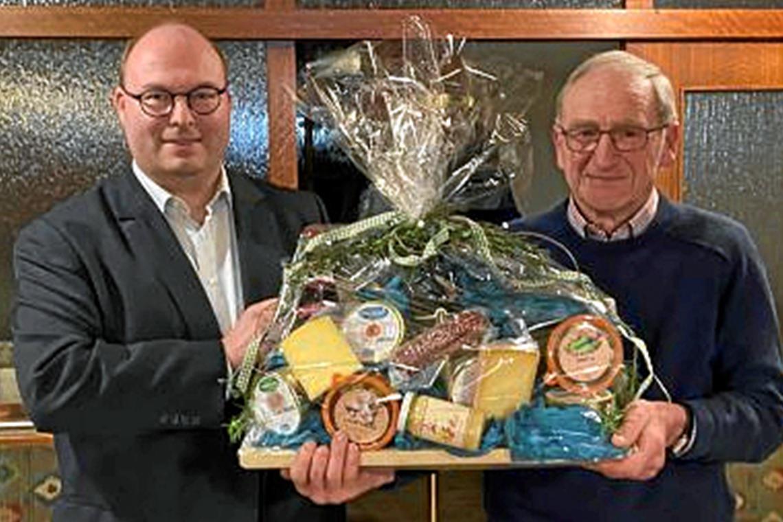 Teilortsanwälte für Schloßhof und Hinterwestermurr gewählt Als Würdigung seines Einsatzes überreichte Bürgermeister Armin Mößner dem scheidenden Teilortsanwalt für Schloßhof Eugen Schieber einen Präsentkorb. Fotos: Stadt Murrhardt