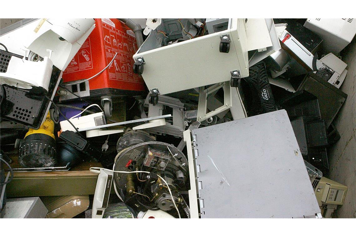 Alte Computer und sonstiger Elektroschrott liegen in einem Container zur Abfallentsorgung. (Illustration)