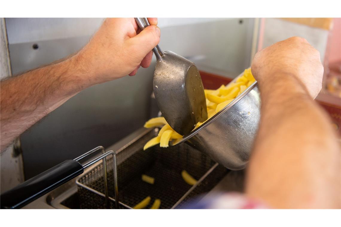 Altes Fett und Öl etwa aus Fritteusen der Gastronomie ist ein begehrtes Diebesgut. (Archivbild)