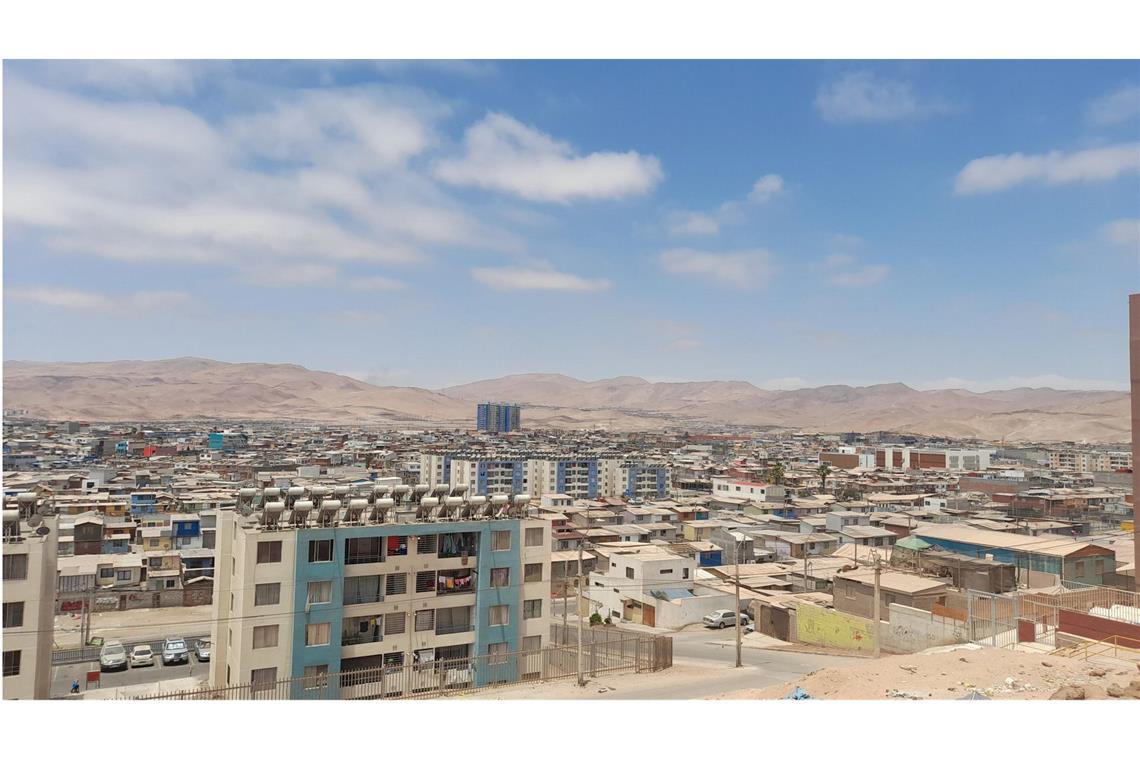 Mit Nebel gegen Wasserknappheit Alto Hospicio, eine schnell wachsende Stadt in der hyper-trockenen Atacama-Wüste, könnte von der Wassergewinnung durch Nebel profitieren.