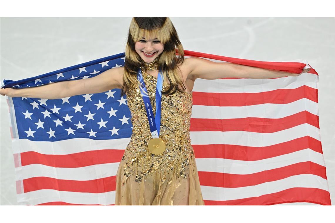 Alysa Liu bejubelt mit der US-Fahne ihre Goldmedaille.