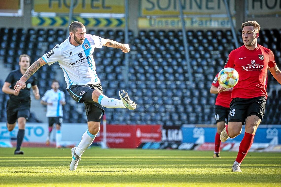 SG Sonnenhof: Boysen coacht und Mölders stürmt Am 1. Juli 2020 verlor die SG Sonnenhof ihr vorläufig letztes Drittliga-Heimspiel gegen 1860 München mit 2:4. Sascha Mölders (am Ball) bereitete damals drei Tore der Gäste vor. Foto: A. Becher