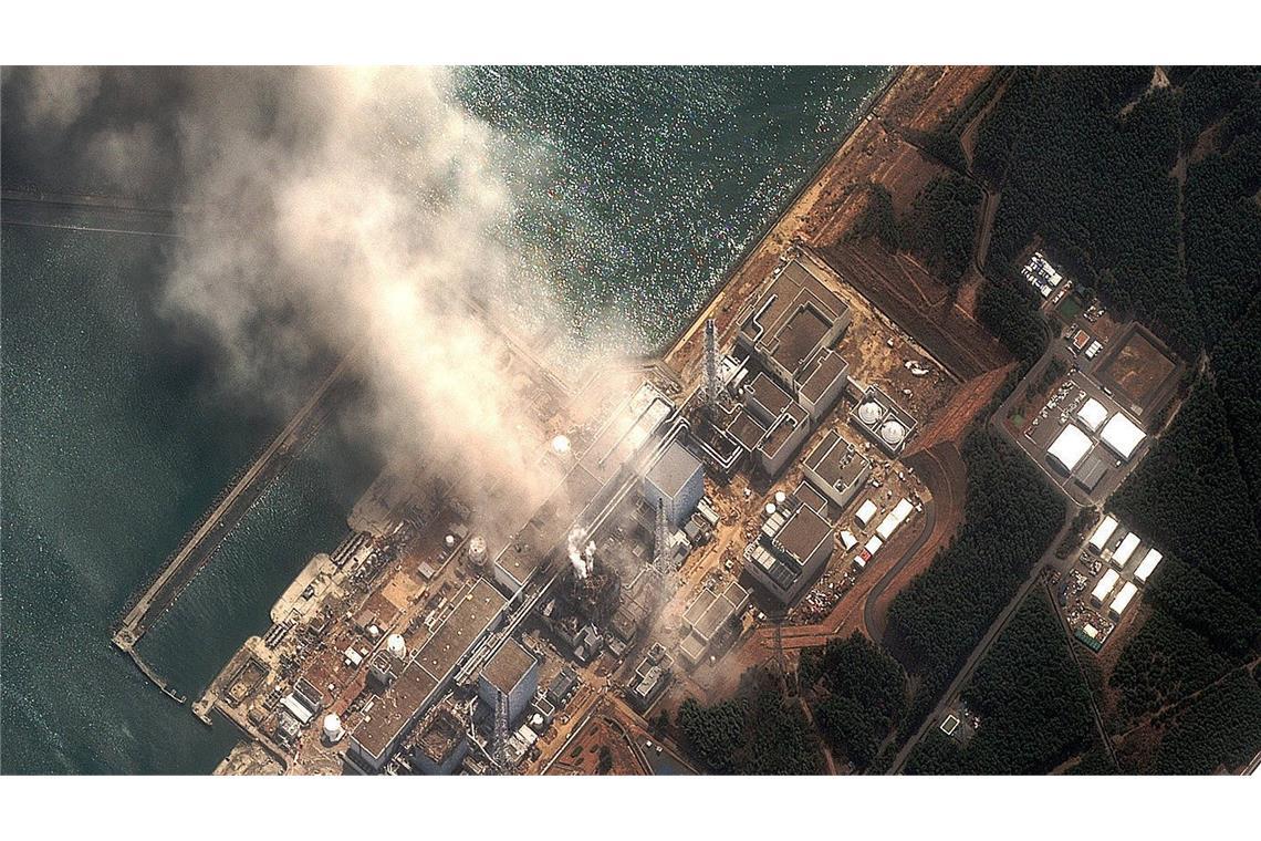 Am 11. März 2011 wurde die japanische Ostküste von einem Erdbeben der Stärke 9,0 und einem Tsunami getroffen. Die Flutwelle traf auch das Atomkraftwerk Fukushima und führte dort zu gewaltigen Explosionen und zur Kernschmelze in drei Reaktoren.