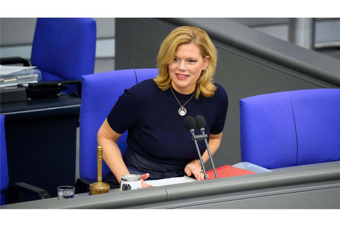 Am 17. Mai lässt Bundestagspräsidentin Julia Klöckner (CDU) auch in diesem Jahr die Regenbogenflagge über dem Reichstagsgebäude hissen. (Archivbild)