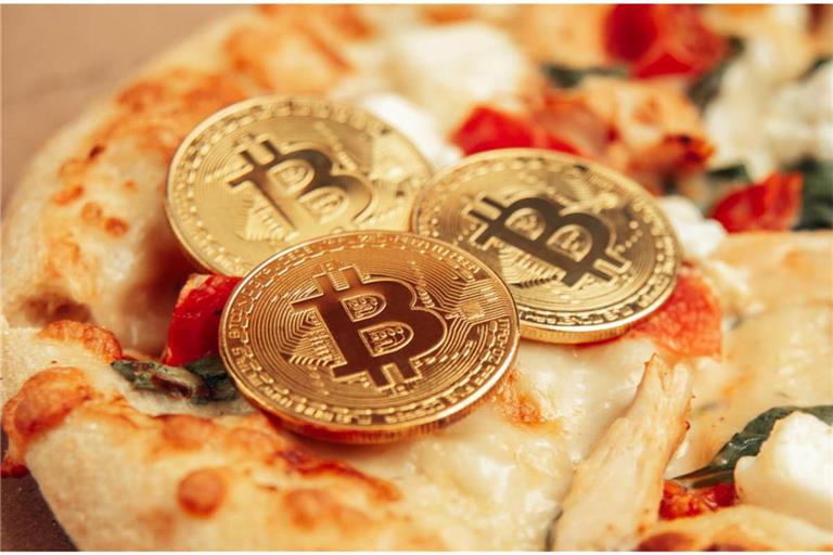 Am 22. Mai 2010 wurde mit 10.000 Bitcoin erstmals eine reale Ware (zwei Pizzen) bezahlt. Mehr zu dem legendären Deal & warum er heute als Meilenstein für Kryptowährungen gilt.