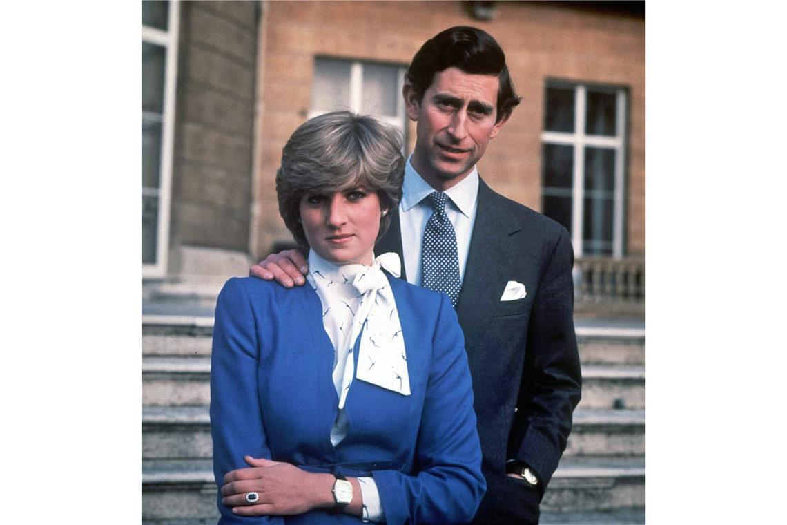 Am 24. Februar 1981 geben Charles und Diana in den Gärten des Buckingham Palace ihre Verlobung bekannt. Rund zwei Wochen vorher hatte Charles den Antrag auf Windsor Castle gemacht.