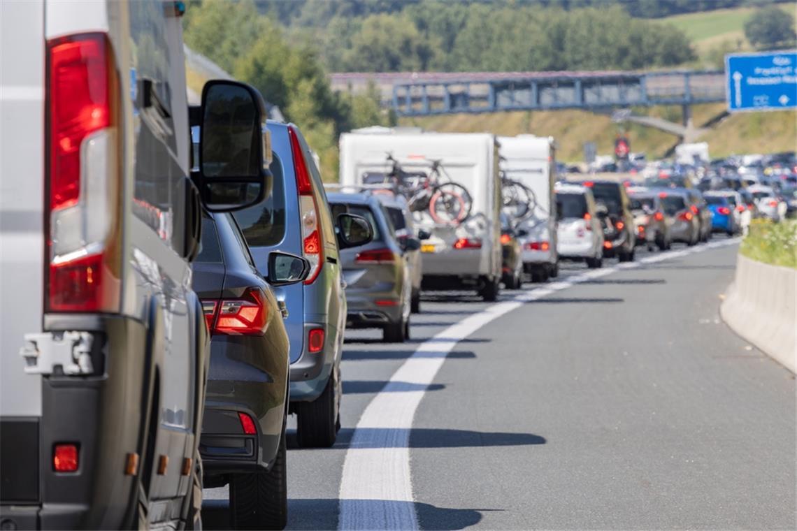 Am 30. Mai wird die Brennerautobahn aufgrund einer Demonstration vollständig gesperrt. Reisende müssen mit massiven Verkehrsbehinderungen rechnen. Alle Details zu Sperrungen und Umfahrungen.