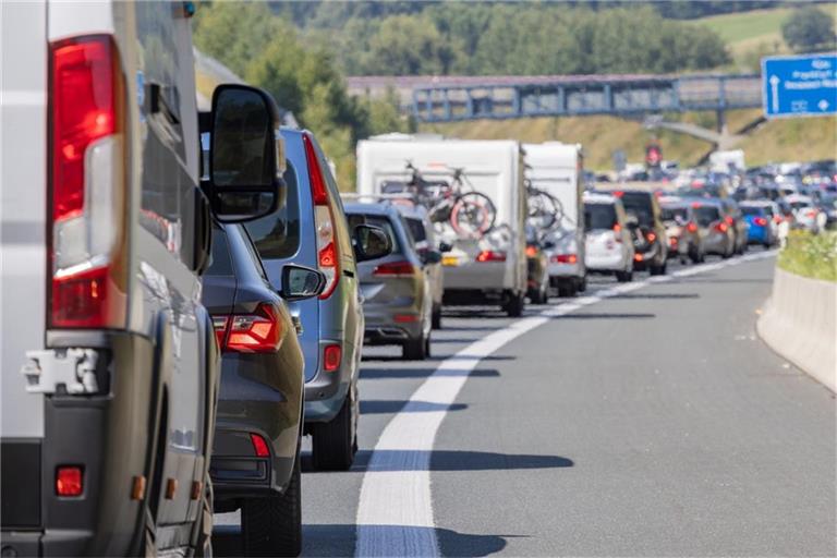 Am 30. Mai wird die Brennerautobahn aufgrund einer Demonstration vollständig gesperrt. Reisende müssen mit massiven Verkehrsbehinderungen rechnen. Alle Details zu Sperrungen und Umfahrungen.