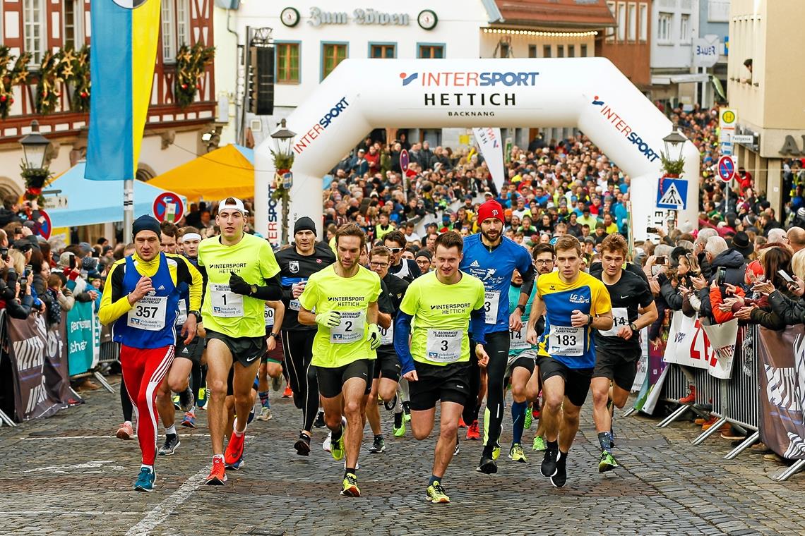 Signale für den Backnanger Silvesterlauf stehen auf Grün Am 31. Dezember 2019 ahnte noch niemand, dass am letzten Tag der beiden folgenden Jahre gähnende Leere in der Marktstraße und anderswo herrschen würde. Foto: Alexander Becher