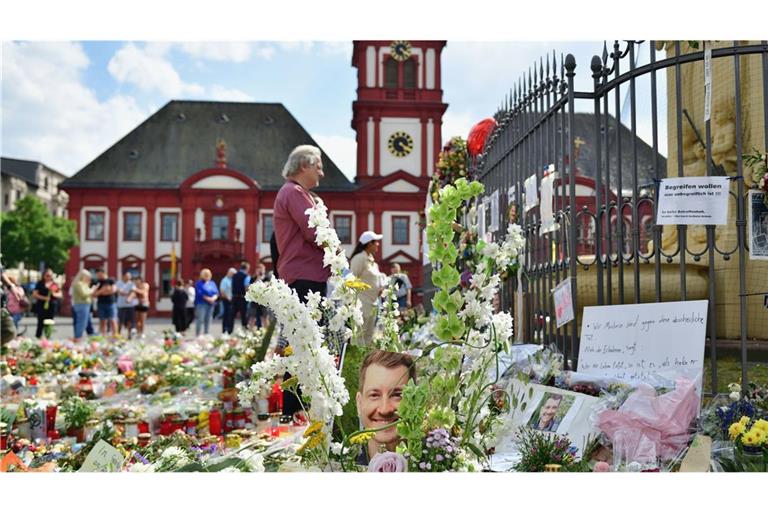Am 31. Mai des vergangenen Jahres ereignete sich der Messerangriff auf dem Mannheimer Marktplatz. Der Polizist Rouven Laur erlag im Krankenhaus seinen Verletzungen.