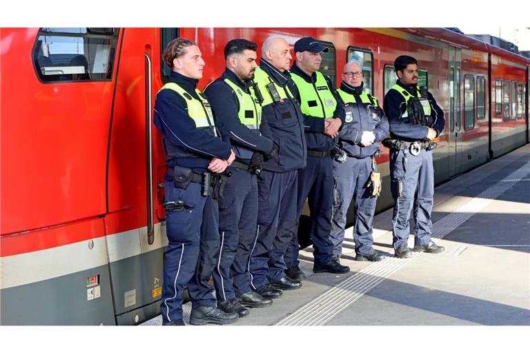 Am 4. Februar veranstaltete die Deutschen Bahn eine Schweigeminute zum Tode des Zugbegleiters Serkan Çalar. Wie hier am Hauptbahnhof in Essen Mitarbeiter der DB Sicherheit stellten sich überall in Deutschland&nbsp; Bahnbeschäftige schweigend auf die Bahnsteige.