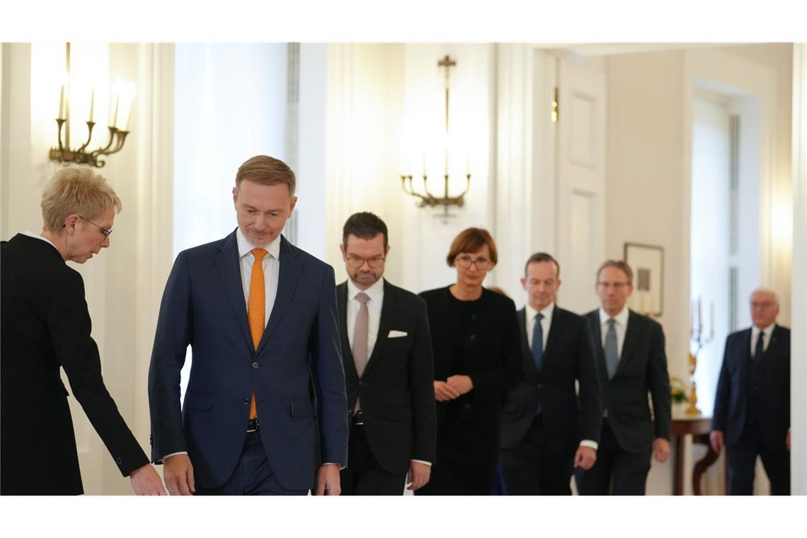 Vom Ampel-Aus bis zur Rücktrittswelle – Chronik des Wahlkampfs in Bildern Am 7. November, einen Tag nach dem offiziellen Ampel-Bruch, entstand dieses ikonische Foto: Im Hintergrund Bundespräsident Frank-Walter Steinmeier, vorne FDP-Chef Lindner vor Ministern, die mit Ausnahme von Volker Wissing von ihren Ämtern zurücktraten. Der Weg für Neuwahlen war mit dem Scheitern der Regierungskoalition frei, wenn nicht...